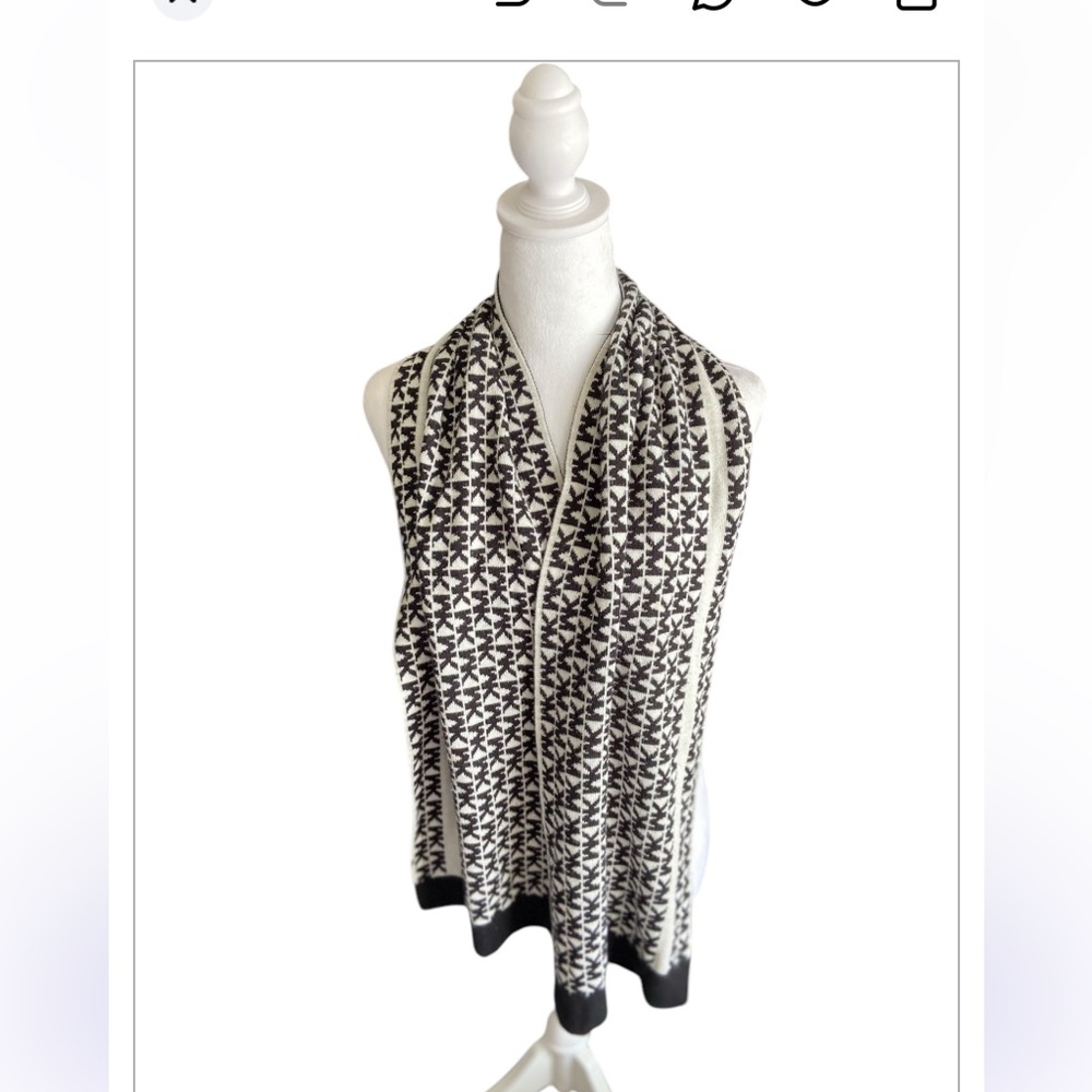 Women’s Michael Kors Scarf, Logo Scarf, MK, black and white